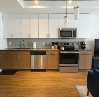 Birmingham Apartment | Birmingham Stay 2BR with Rooftop Amenities