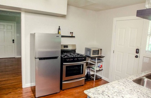 Kessler Apartment | Bishop Arts 1BR | Local Art | Walk to Downtown