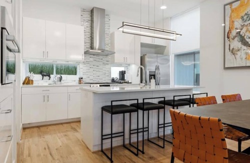Kessler House | Bishop Arts~Dallas Skyline Views~Rooftop~3 Bedroom with Private Bathrooms
