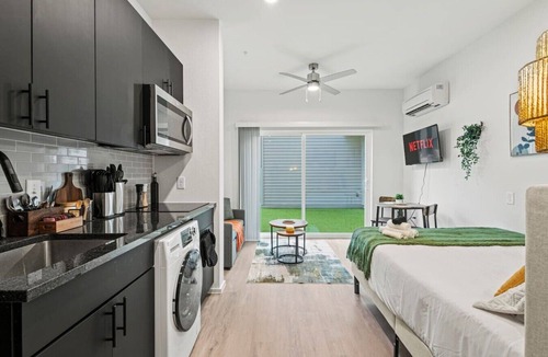 Oak Cliff Apartment | Bishop Arts Getaway | Yoga, Gym & Entertainment