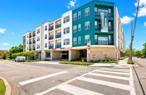 Oak Cliff Apartment | Bishop Arts Getaway | Yoga, Gym & Entertainment