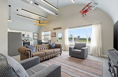 Pleasant Hill Apartment | Blue Cedar Hangars Near Fishing Pond + Runway
