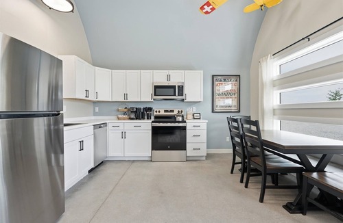 Pleasant Hill Apartment | Blue Cedar Hangars Near Fishing Pond + Runway
