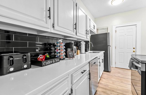 Montrose Condo | Blue Luxe| Pool Tbl| Sleeps 6+ | 10 Min Downtown