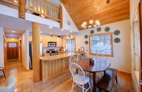 Winthrop House | Blue Pine Guest House - luxury cabin close to the trails!