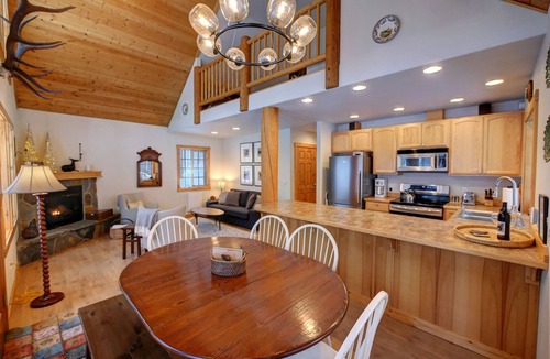 Winthrop House | Blue Pine Guest House - luxury cabin close to the trails!