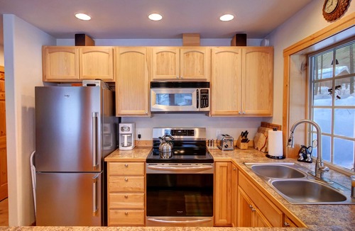 Winthrop House | Blue Pine Guest House - luxury cabin close to the trails!