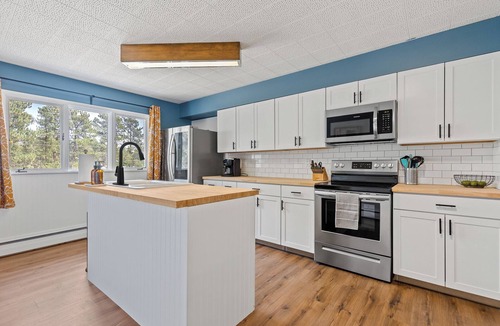 Custer House | Blue Roof Lodge: Pet-Friendly, Walkable to Downtown Custer