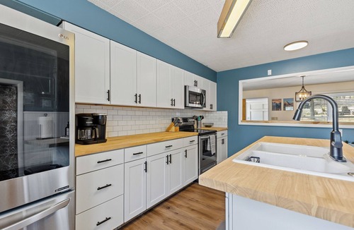 Custer House | Blue Roof Lodge: Pet-Friendly, Walkable to Downtown Custer