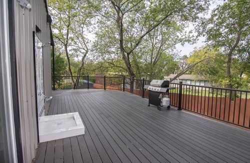Whitney Apartment | Blue Star Bungalow at Lake Whitney: Pet-Friendly Secluded Lake Retreat, Wrap Around Deck & Fire Pit
