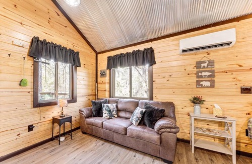 Whitesboro Apartment | 'Bluebird Treehouse' Near Kiamichi Mtns w/Hot Tub