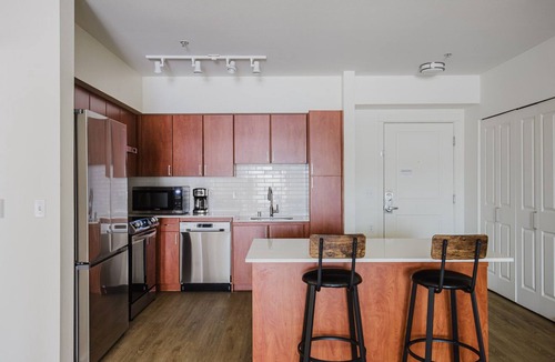 West Bellevue Apartment | Blueground | Bellevue, w/d, nr park & art