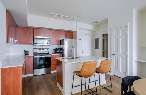 Northwest Bellevue Apartment | Blueground | Northwest Bellevue, balcony, nr Bellevue Park