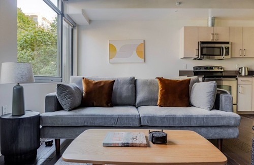 Downtown Seattle Apartment | Blueground | Pioneer Square, rooftop, nr Stadium