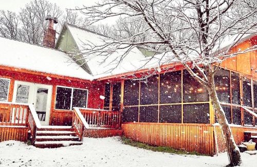 Crowder House | Blufftop Cabin Retreat Hot Tub and Fall Views!