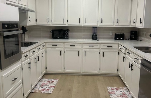 Jackson House | Bobby Rush Inn 3 bedroom 1.5 Bath modern house