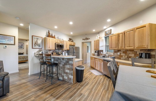 Cascade House | Bogie Bungalow - Walk to lake, bar & restaurant - Near golf course - AC - Fireplace - Pet Ok