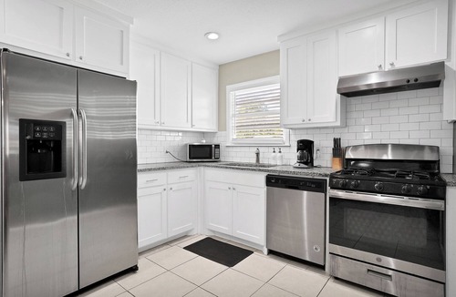 Central Arlington Cottage | Boho Cottage. Hot Tub. Family Friendly. Walk to AT&T Stadium!