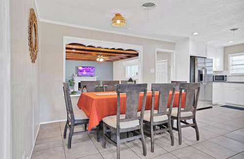 Central Arlington Cottage | Boho Cottage. Hot Tub. Family Friendly. Walk to AT&T Stadium!
