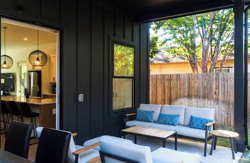 East MLK House | Boho Jungle Mid-century Modern Villa ~10 min to DT