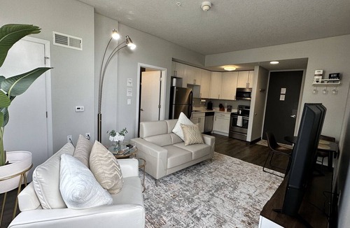 Downtown Des Moines Apartment | Boho Loft/Skyline View/Walk to Arena Events