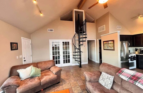Medicine Park House | Book A Riverside Stay w/hot tub-sleeps 17 +Parking