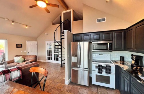 Medicine Park House | Book A Riverside Stay w/hot tub-sleeps 17 +Parking