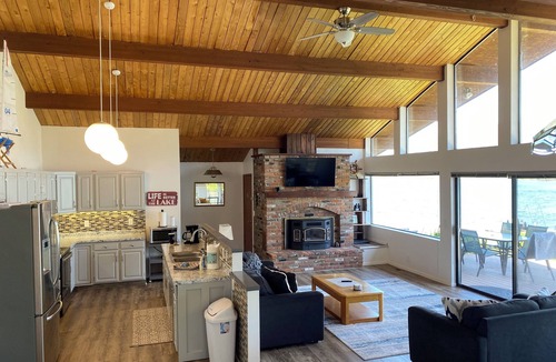 Oroville House | Book now for summer fun! Beautiful Lakefront Home close to dining & town.