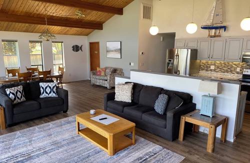 Oroville House | Book now for summer fun! Beautiful Lakefront Home close to dining & town.