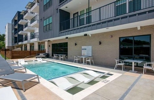 Dallas Apartment | Boulevard Stays Comfortable 1BR Suite w Pool, Parking, Gym 02
