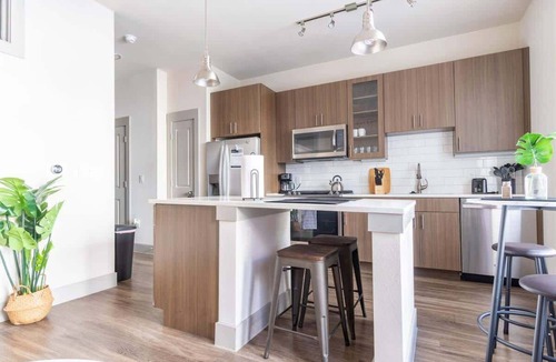 Richardson Apartment | Boulevard Stays Dashing King 1 BR Suite Pool, Parking Gym M