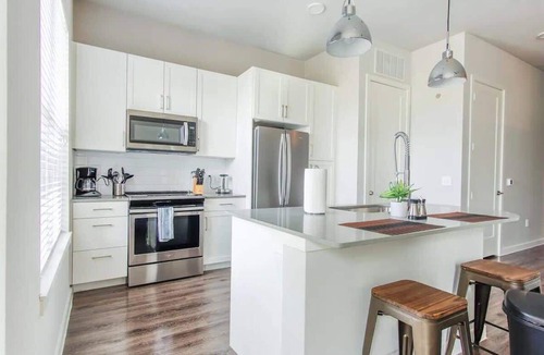 Allen Apartment | Boulevard Stays Luxury 1BR King Suite Pool Gym Parking - B