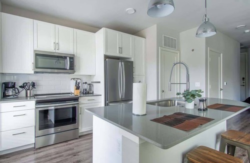 McKinney Apartment | Boulevard Stays Pool Gym Parking 1BR King Suite C