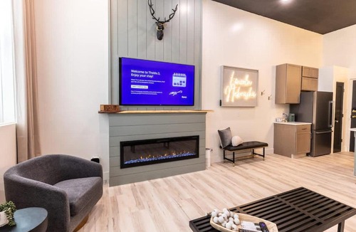 Lincoln House | Boutique 1BR Condo - Walk to Memorial Stadium - Historic Hayward Place