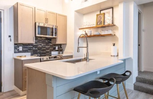 Lincoln House | Boutique 1BR Condo - Walk to Memorial Stadium - Historic Hayward Place