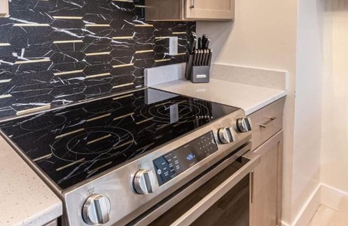 Lincoln House | Boutique 1BR Condo - Walk to Memorial Stadium - Historic Hayward Place