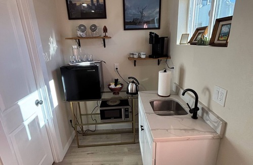 Lincoln Park Apartment | Boutique Denver Guest Studio - King Bed - Free Parking -Walk to Arenas