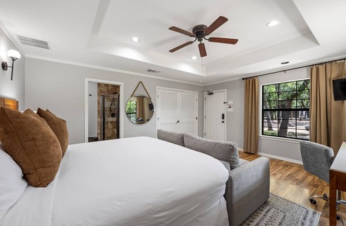Crawford House | Boutique Retreat: Private Suite with Pool & Outdoor Games Surrounded by Nature