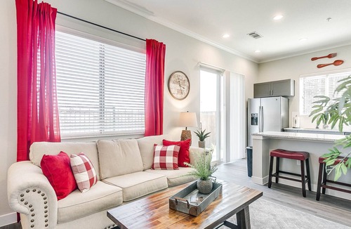 South Arlington Villa | ❤️BRAND NEW CLEAN & SANITIZED Villa Wifi + King Bed + Parking DISCOUNTED PRICE