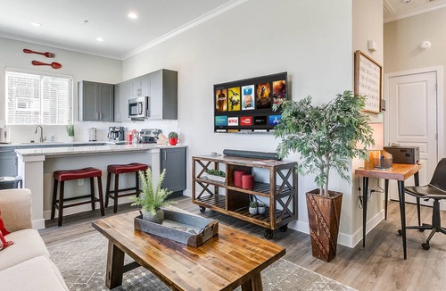 South Arlington Villa | ❤️BRAND NEW CLEAN & SANITIZED Villa Wifi + King Bed + Parking DISCOUNTED PRICE