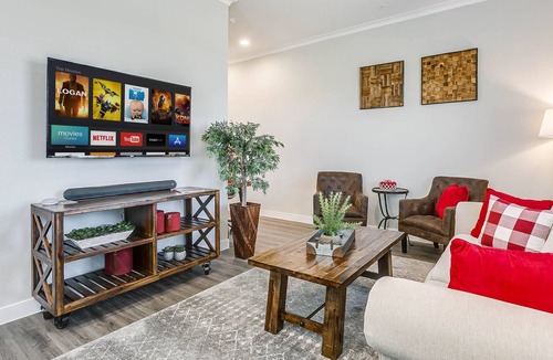 South Arlington Villa | ❤️BRAND NEW CLEAN & SANITIZED Villa Wifi + King Bed + Parking DISCOUNTED PRICE