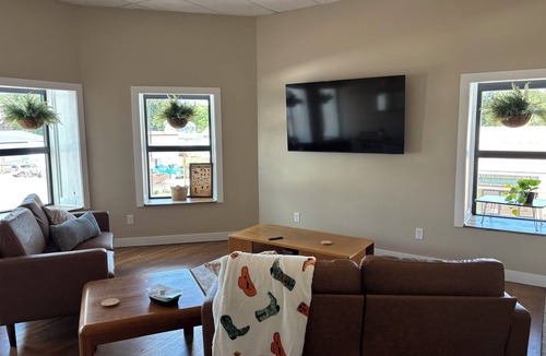 Hebron Apartment | Brand X Loft Spacious 2 Bedroom Loft in the Heart of Hebron