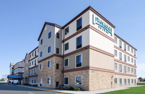 Lincoln Condo | Breakfast, Pool, Hot Tub, Near Univ of Nebraska
