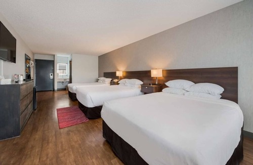 Ontario Hotel | Breath of Fresh Air! Indoor Pool, Free Breakfast, Free Parking, Pets Allowed