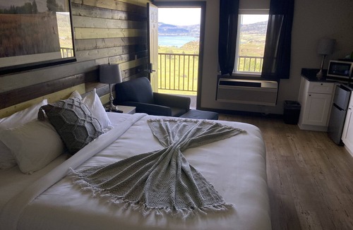 Davenport Apartment | Breath Taking view of the Lake In This Cozy Newly Remolded Room With Kitchenette
