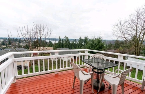 Navy Yard City House | Bremerton charmer with a breathtaking view