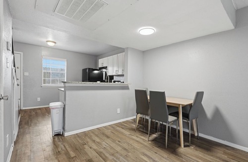 South Arlington Apartment | Bright 2BR townhome with open living space