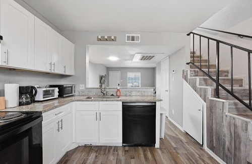 South Arlington Apartment | Bright 2BR townhome with open living space