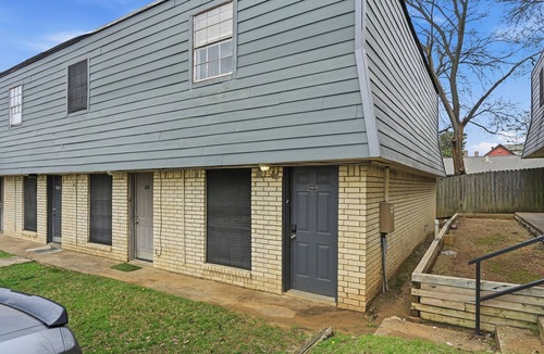South Arlington Apartment | Bright 2BR townhome with open living space