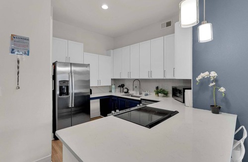 Deep Ellum Apartment | Bright 2BR2BA Stay Deep Ellum w/Pool Gym Parking